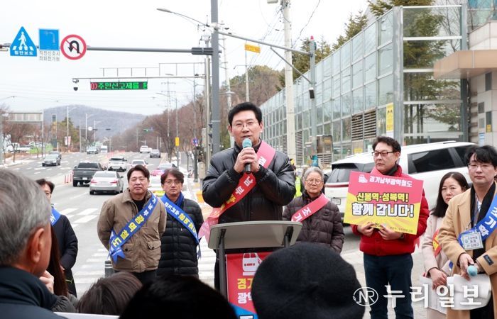 이상일 용인특례시장은 6일 오전 수지구 성복동 일대에서 수지연대 주관으로 열린 ‘경기남부광역철도 조기 착공 촉구 걷기대회’에 참석했다.