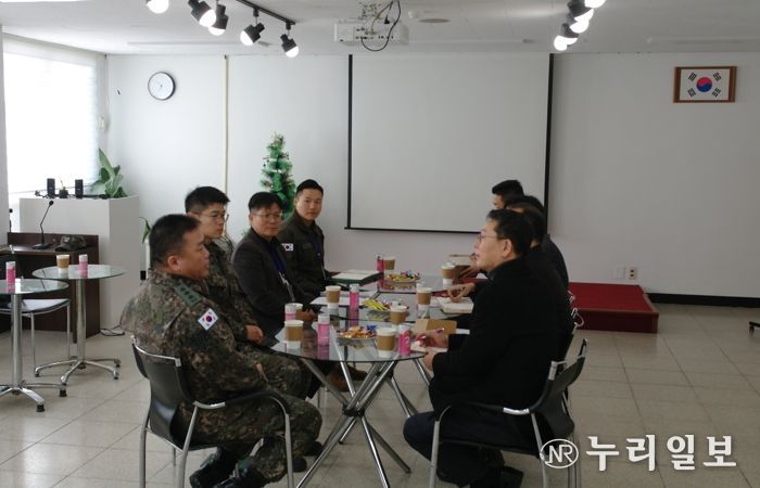 지난 4일 안전환경국장을 비롯한 관계 직원들이 관내 1항공여단을 방문해 여단장 등 부대 관계자와 헬기 소음 저감 조치에 대해 면담을 하고 있다.