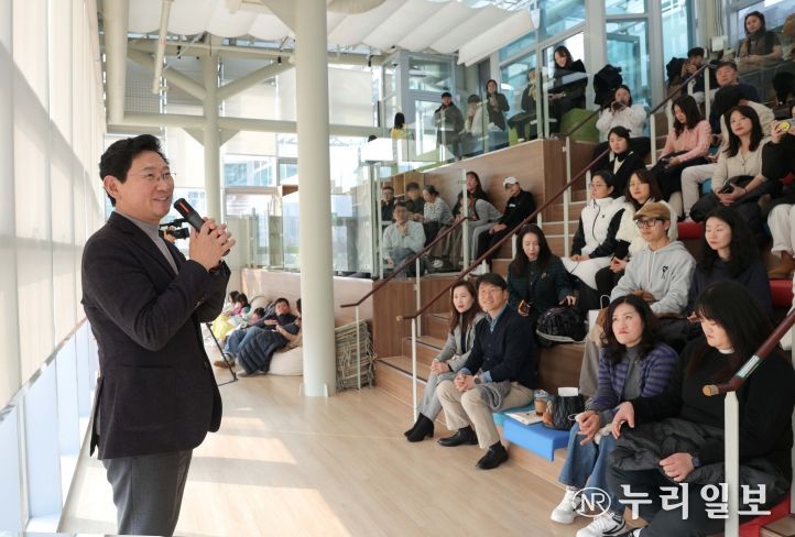 이상일 용인특례시장이 7일 SERI PAK with 용인에서 열린 박세리 전 감독의 토크콘서트에 참석해 인사말을 하고 있다.