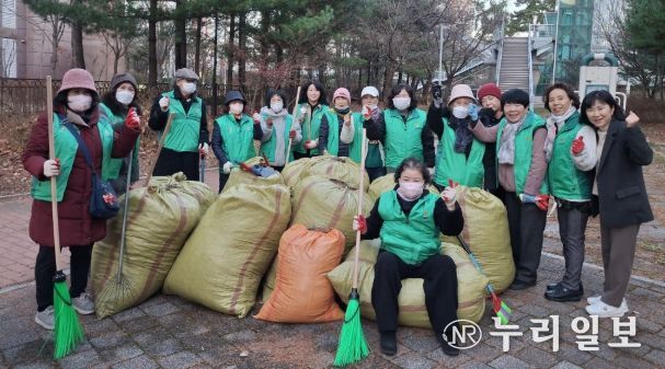 광명시 소하1동 새마을지도자협의회와 새마을부녀회는 지난 8일 주민의 안전과 쾌적한 보행 환경 조성을 위해 구름산초등학교 후문과 운산고등학교 등교길 일대에서 환경정화 활동을 진행했다.