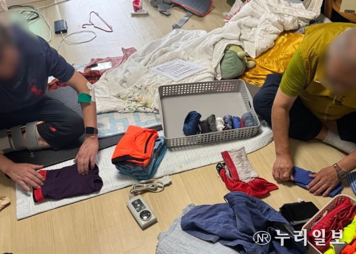 옷을 개고 있는 정리수납 봉사단
