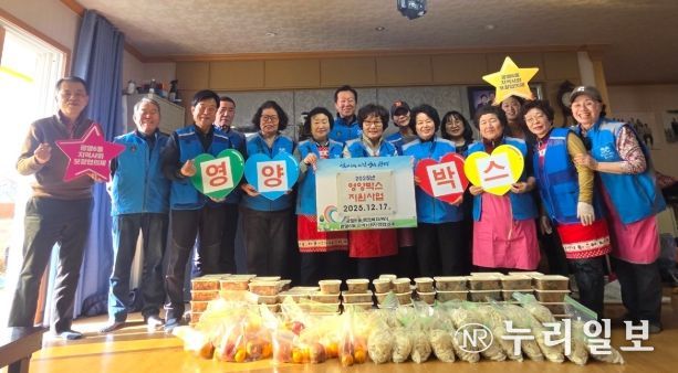 광명시 광명6동 지역사회보장협의체는 17일 연말을 맞아 저소득 독거노인과 중·장년 1인가구 30가구를 대상으로 ‘영양박스 지원사업’을 추진했다.