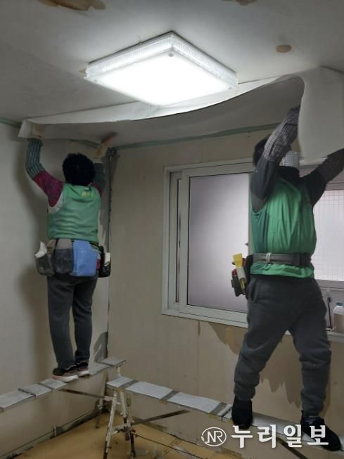 시흥시 신천동 새마을지도자협의회·부녀회, 소외계층 주거환경 개선 '집수리 봉사' 전개