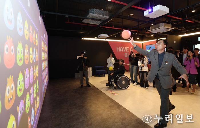 정명근 화성특례시장이 AR 스포츠 체험시설을 시연하고 있다.