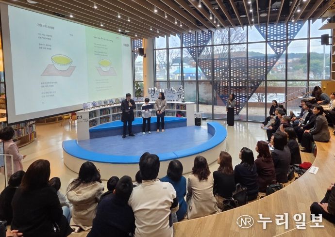 2025 다정함이 움트는 예술 공감 교실 ‘서로 빛, 함께 시’ 전시회