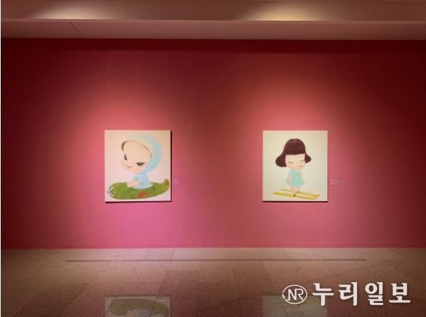국제교류전 《바람과 숲의 대화》에서 전시 중인 나라 요시토모 작품 전경