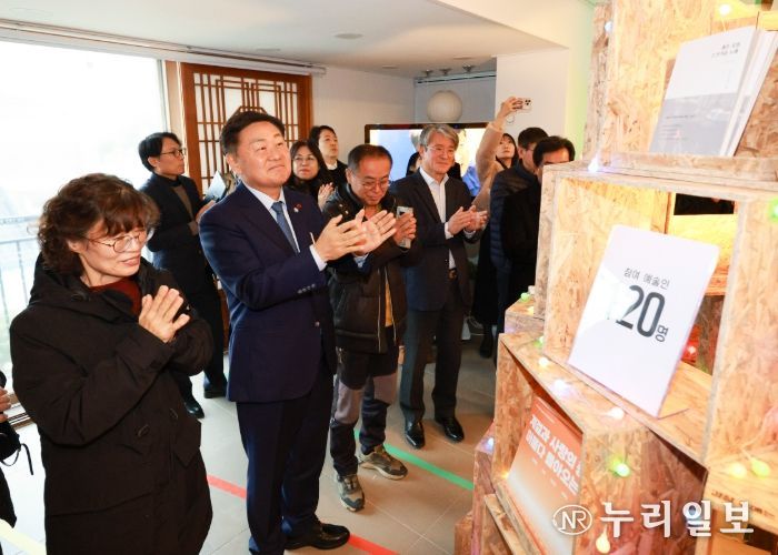 24일 전주시 하얀양옥집(구 도지사 관사)에서 열린 2025년 전북형 마을문학 프로젝트 성과공유회에 김관영 전북특별자치도지사를 비롯해 마을주민과 예술인등 참석자들이 이야기나무 점등식을 갖고 있다