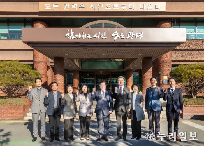 박승원 광명시장(사진 가운데)이 정순욱 부시장(사진 오른쪽 네 번째), 실국장들과 '모든 권력은 시민으로부터 나온다'는 문구가 새겨진 시청 본관 앞에서 기념사진을 촬영하고 있다.