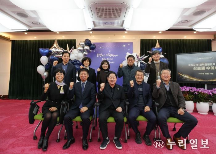 남양주시, 퇴직 공무원 공로패 수여…헌신에 감사, 새로운 시작 응원