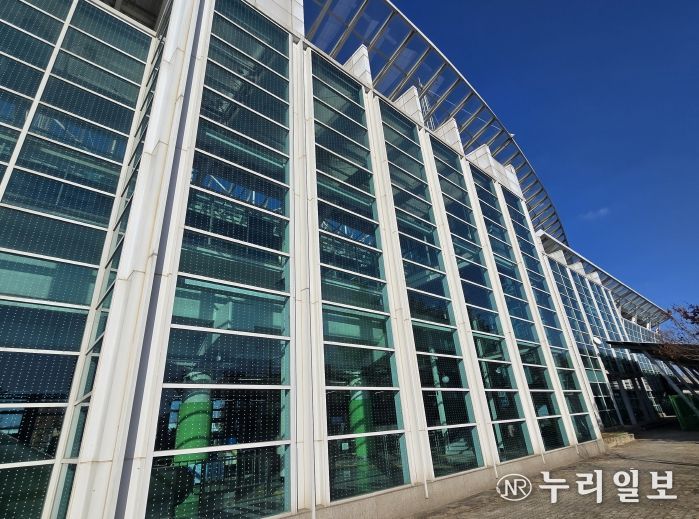 평동역 외부 조류 충돌 테이프 부착 사진