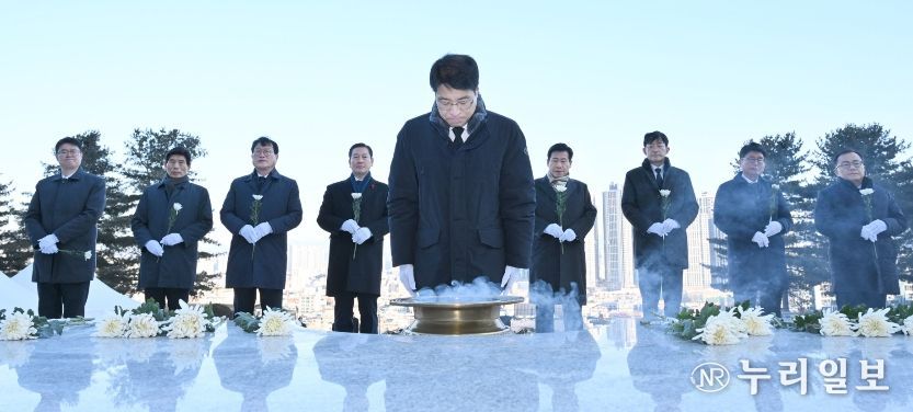 김정기 대구시장 권한대행, 2026년 병오년 앞산 충혼탑 신년 참배