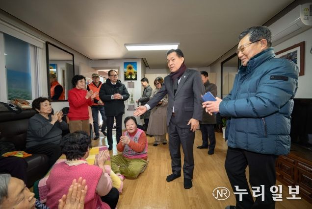 이재준 수원시장이 새터경로당에서 어르신들과 이야기를 나누고 있다.