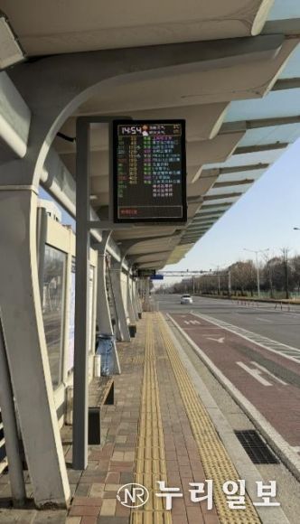 다국어 지원 버스정보안내기가 설치된 안산역 버스정류장 전경.