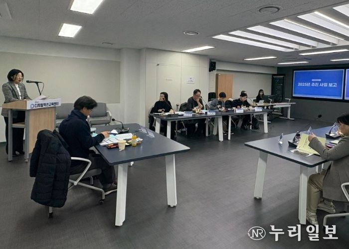 지난 6일 디지털혁신교육센터 내 GM디지털랩 강의실에서 '2026년 제1회 광명시 디지털혁신자문위원회'를 진행하고 있다.