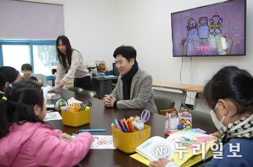 김대중 전라남도교육감이 9일 녹동초등학교소록도분교장을 찾아 학생들의 교육활동을 살피고 있다.