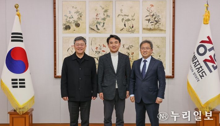 도청 통상상담실에서 박정하, 송기헌 국회의원과 간담회