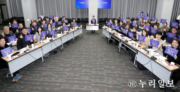 김현수 수원시 제1부시장(가운데)과 돌봄통합지원협의체 위원들이 기념촬영을 하고 있다.