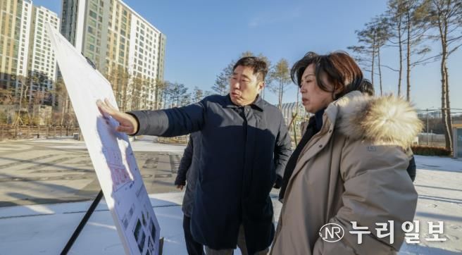 과천지식정보타운 4,5호 근린공원 조성 현황 현장확인(사진 맨앞쪽 신계용 과천시장)