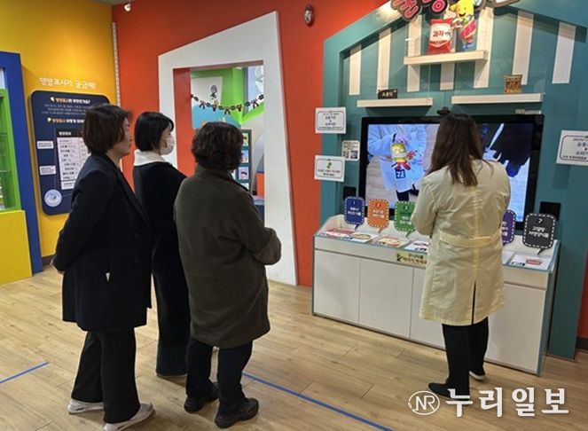 경기도 어린이 식품안전체험관 체험물 내용을 안내하고 있다.