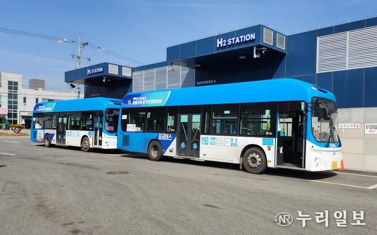 수소충전소에서 충전중인 버스