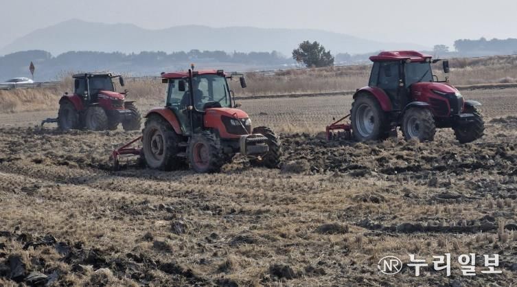 논 깊이갈이 시연회 사진