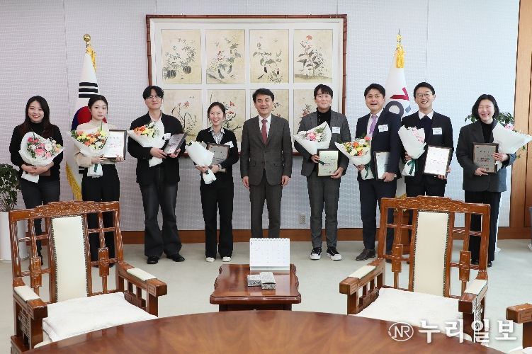 국비 10조 시대’ 개막에 기여한 국회 관계관들을 초청해 감사패를 전달했다