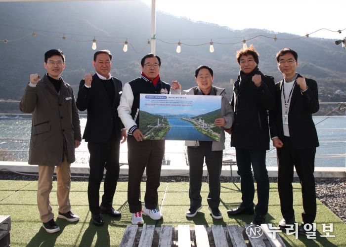 22일 개최된 「하남시-남양주시 상생협력 기반 한강 수변 친환경 연계 발전 방안 공동 연구 용역 보고회」를 기념하여 이현재 하남시장을 비롯한 관계자들이 기념사진 촬영을 하고 있다.