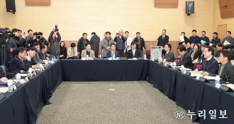 김영록 전라남도지사가 25일 광주 김대중컨벤션센터에서 열린 광주·전남 행정통합 특별법 검토 제3차 간담회에서 지역 국회의원들과 특별법 내용에 대해 논의하고 있다.