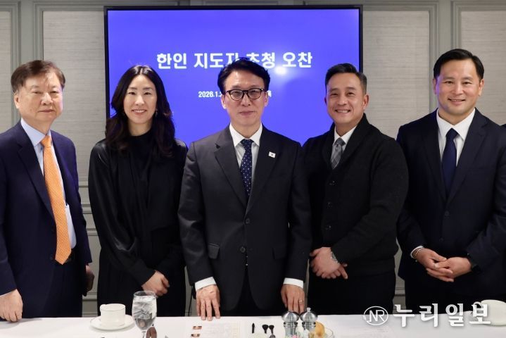 미국을 방문 중인 김민석 국무총리가 24일(현지시간) 뉴욕 인터콘티넨탈 바클레이 호텔에서 한인 지도자들을 만나 오찬 간담회를 하고 있다.