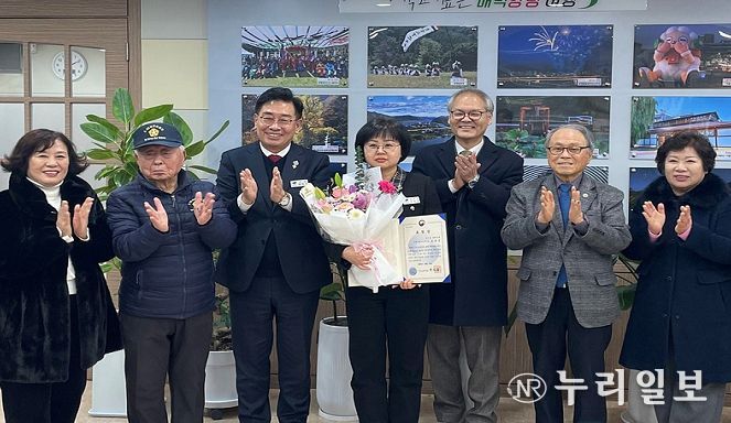 양평군청 김은정 주무관(가운데)이 국가보훈부장관 표창을 전수 받은 후 박용주 경기북부보훈지청장(오른쪽), 전진선 양평군수(왼쪽) 및 보훈단체장 등에게 축하를 받고 있다.