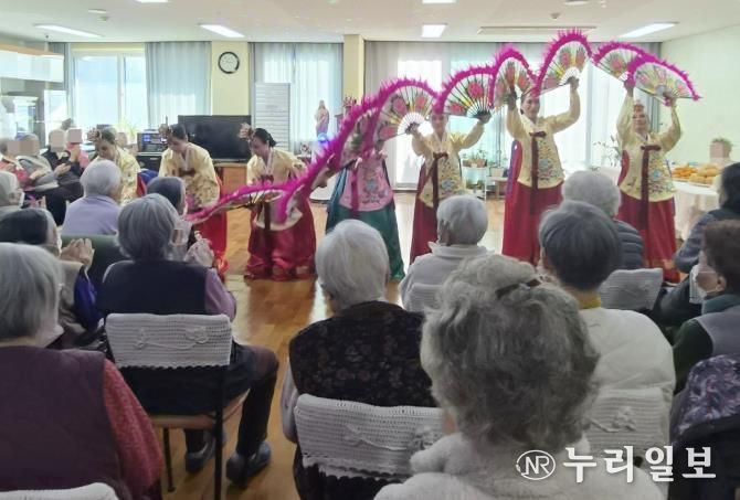 수원시 장안구 정자3동 주민자치회, 아녜스의 집 찾아 재능기부 공연 펼쳐
