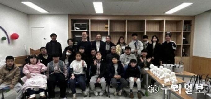 흉상 전달식 단체사진