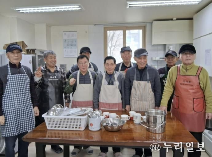남성 어르신이 앞장서는 변화, 구리시 늘봄복지관 '설거지 봉사단' 출범