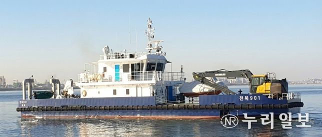 전북자치도, 청정 전북바다 지키기 본격 시동… ‘전북901호’첫 출항