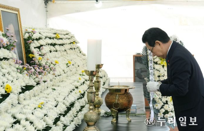 고 이해찬 민주평통자문회의 수석부의장 분향소 조문