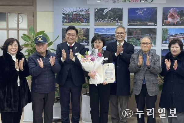 양평군청 김은정 주무관(가운데)이 국가보훈부장관 표창을 전수 받은 후 박용주 경기북부보훈지청장(오른쪽), 전진선 양평군수(왼쪽) 및 보훈단체장 등에게 축하를 받고 있다.