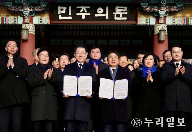 강기정 광주광역시장이 김영록 전라남도지사와 함께 지난 2일 국립5·18민주묘지에서 '통합 지방정부 추진 공동선언문'을 발표한 후 기념촬영을 하고 있다. /광주광역시 제공