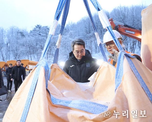 2일 오전 김동연 경기도지사가 수원시 제설전진기지를 현장방문하여 시설을 살펴보고있다.