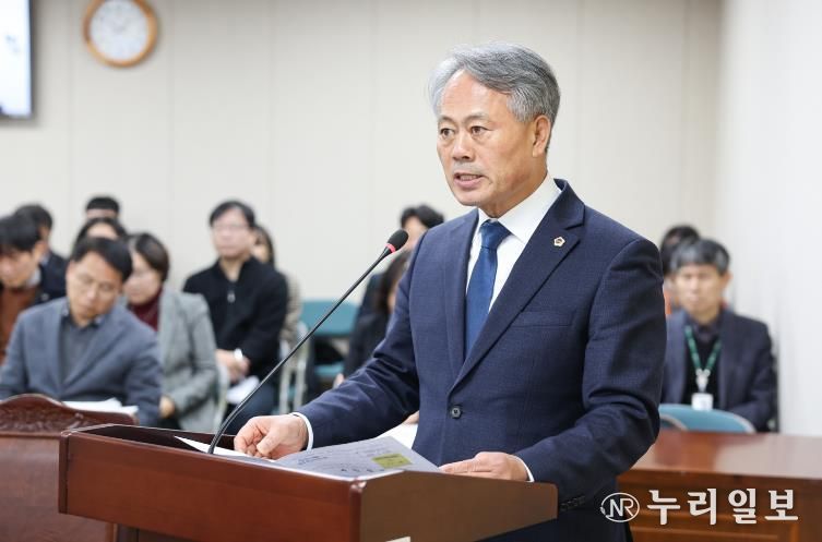 박성재 전남도의원이 보건복지환경위원회 회의(2일)에서 제안설명을 하고 있다.