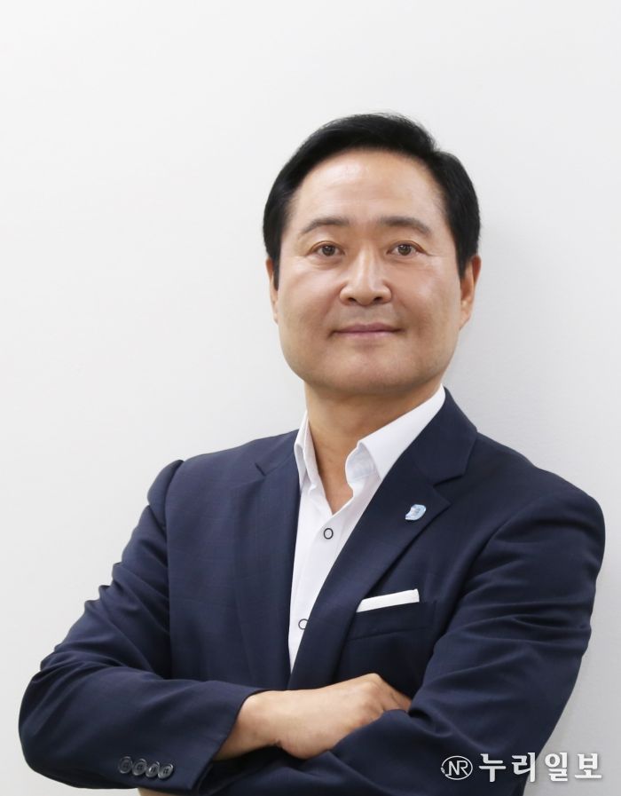 『시간을 깬, 28인의 AI 미래 통찰』을 출간한 강요식 저자