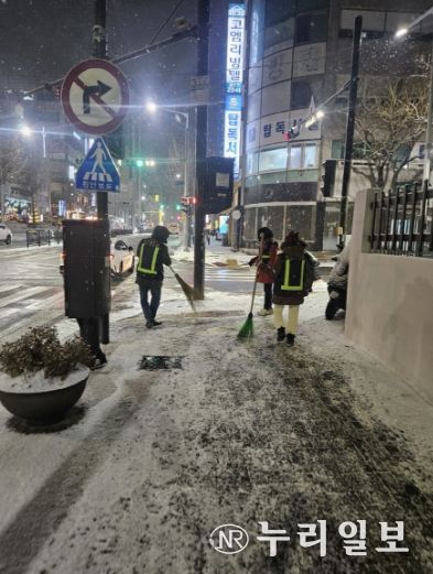 고양시 안전보안관이 제설작업을 펼치고 있다.