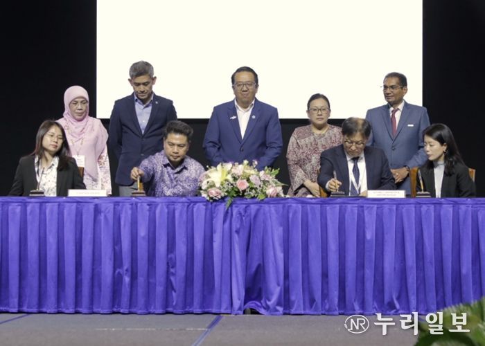 업무협약 (왼쪽부터) 사바주재단 투자법인 비서 조셀린 총, 사바국제컨벤션센터 최고경영자 다툭 하지아 로스마와티 하지 라수키 박사, 사바 주 입법의회 부의장 브리가디어 제너럴 다툭 하지 알 함브라 빈 툰 주하르, 사바주재단 투자법인 회계재무 수석 매니저 조슈아 호, 사바 관광·문화·환경부 차관보 안디 샴수리잘 박사, 고양국제박람회재단 이상열 본부장, 사바컨벤션뷰로 최고경영자 노레다 오트만, 말레이시아 컨벤션 및 전시 주최자·공급업체 협회(MACEOS) 회장 다툭 간디 박사, 고양국제박람회재단 황수아 대리