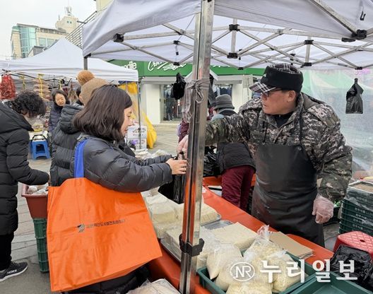 홍천 전통시장에서 장보기 행사