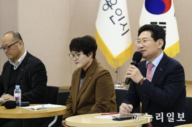 이상일 용인특례시장이 11일 수지구청 대회의실에서 죽전 1,2,3동 주민들과 지역현안을 논의했다.