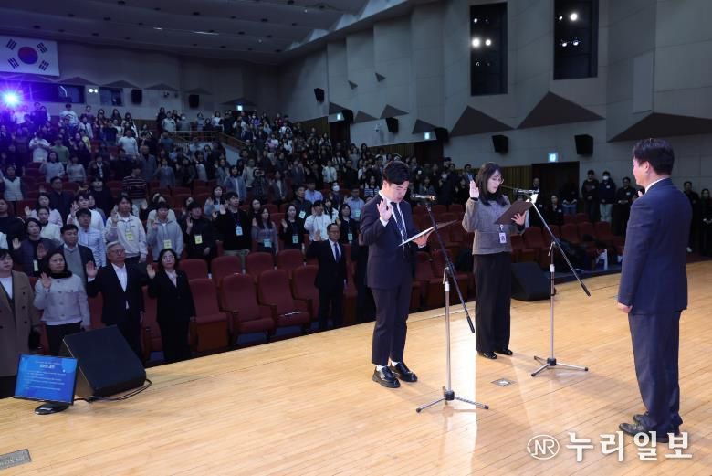 부천시 공무원 대표가 청렴 실천 선서를 하고 있다.