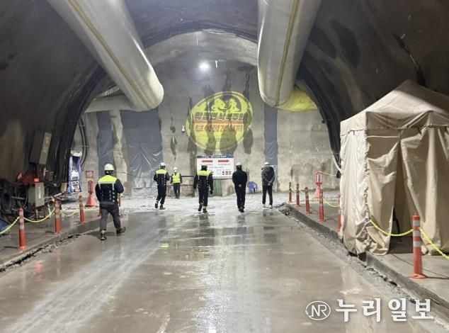 민관 합동 점검반이 해빙기 대비 철도 공사현장 특별 안점점검을 하고 있다