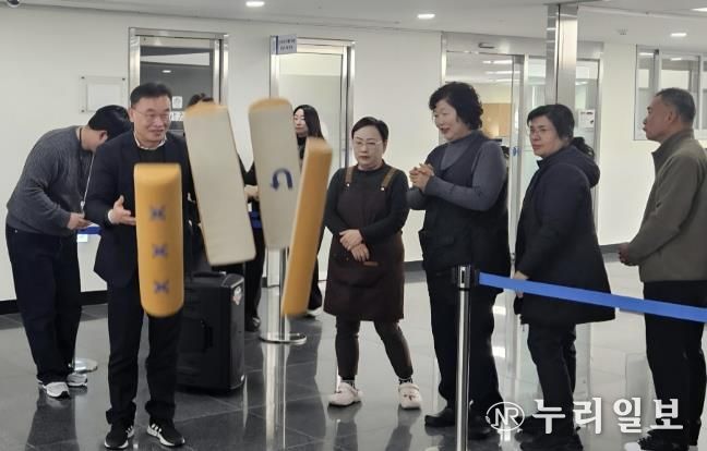수원시 팔달구, 설 맞이 '행운의 윷 던지기' 직원 격려 이벤트 열어