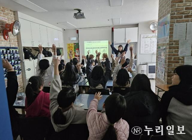 아동들이 건강채움교실 프로그램에 참여하고 있다.