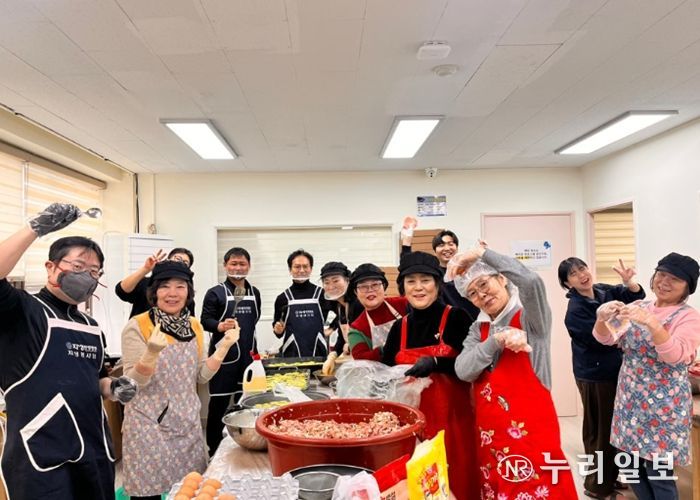 ‘설 명절 모둠전 나눔 행사’참여자들이 기념촬영을 위해 포즈를 취하고 있다.