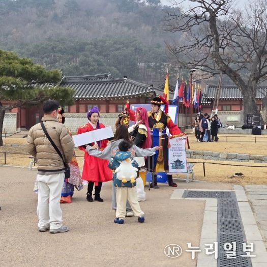 지난 14일 화성행궁 광장에서 타임슬립 화성행궁 이벤트를 열고 있다.